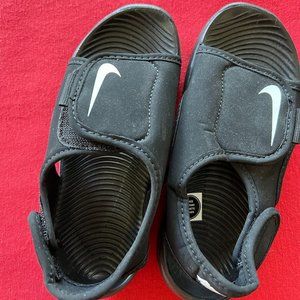 Childrens NWOT Size 10C Nike Sandals